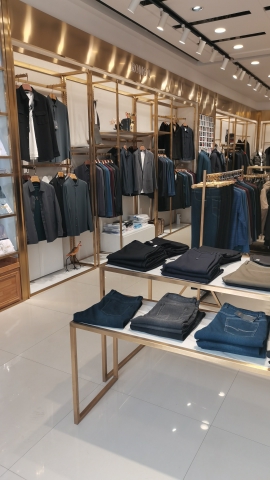 乌海罗蒙专卖店