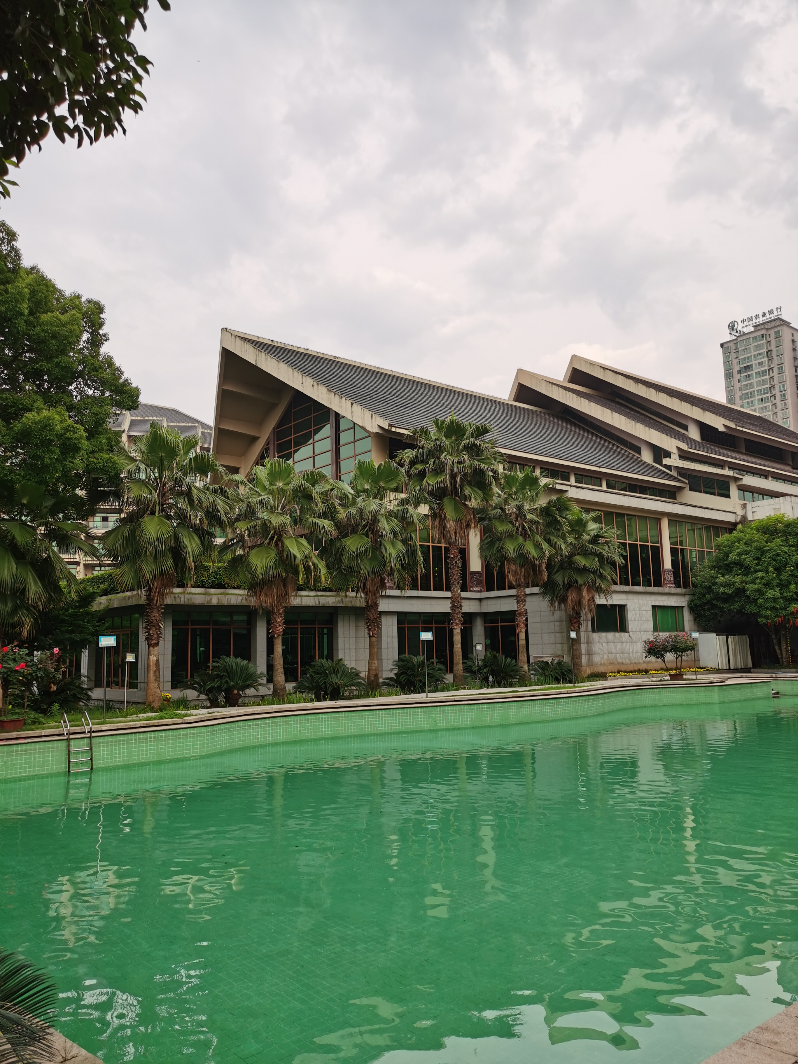 林隐假日大酒店