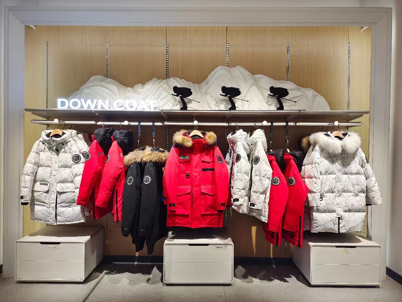 波司登(房陵西大道政府宾馆对面)