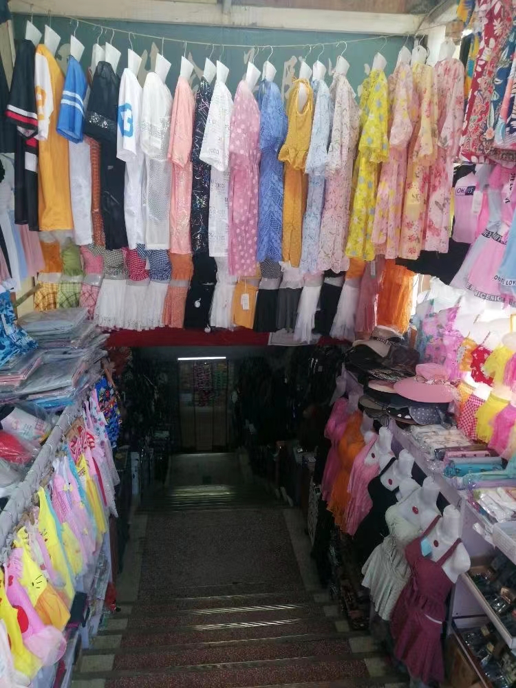 地下商场入口泳衣箱包大世界(八角楼金街店)