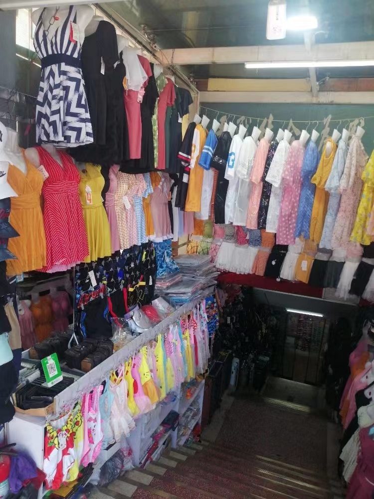 地下商场入口泳衣箱包大世界(八角楼金街店)
